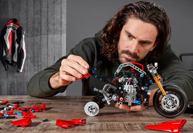 lego technic Ducati Panigale V4 R h 42107 3 - لگو تکنیک موتور دوکاتی پانیگال مدل Ducati Panigale v4 r 42107